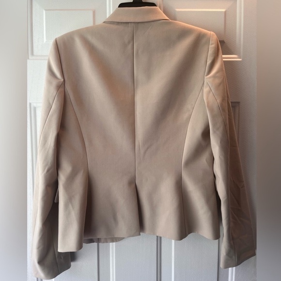 Calvin Klein Women's Two Button Lux Blazer
Size 6 - Picture 3 of 7